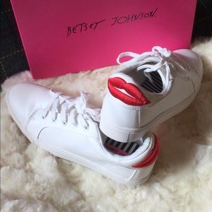 NIB Betsey Johnson Bettie White Sneakers Red Lips